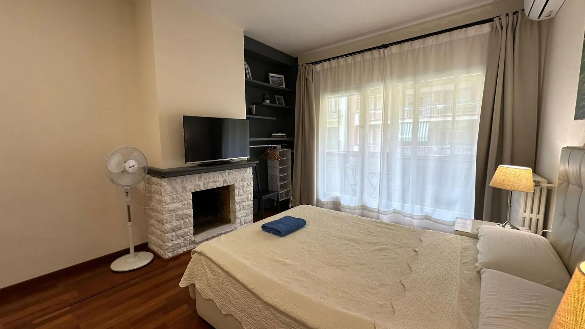 Apartamento En Viladomat Barcelona Bed & Breakfast